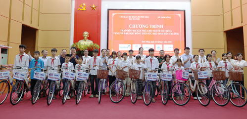 Trao quà cho hộ gia đình chính sách và các cháu học sinh trên địa bàn xã Tam Nông