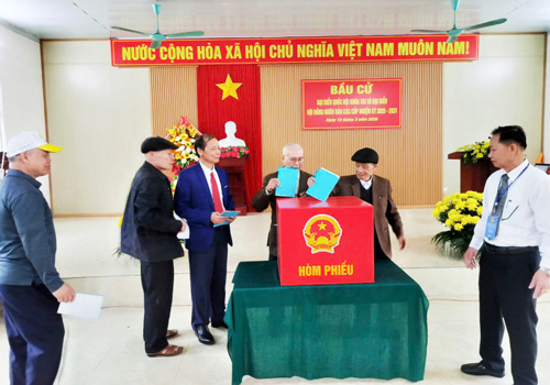 Điểm bỏ phiếu tại Nhà văn hóa khu 6 Hưng Hóa, xã Tam Nông