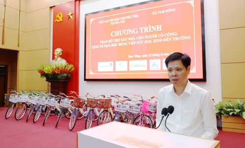 Đồng chí Nguyễn Tuấn Ngọc - Phó Bí thư Thường trực Đảng ủy xã Tam Nông phát biểu cảm ơn