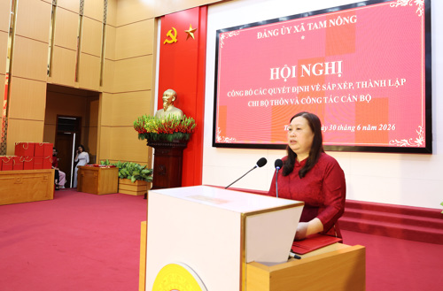 Đồng chí Lê Thị Thu Hiền - UVBTV, Trưởng Ban Xây dựng Đảng công bố các Quyết định về thành lập Chi ủy Chi bộ, Bí thư, Phó Bí thư 12 thôn mới sau sắp xếp
