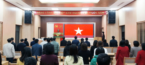 Cán bộ, CCVC, người lao động xã Tam Nông thực hiện nghi thức Chào cờ đầu tháng