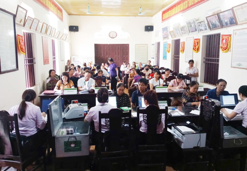 Ngân hàng CSXH giải ngân tại điểm giao dịch Tam Nông 2 - NVH khu 7 Hương Nộn xã Tam Nông