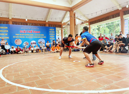 VĐV Phạm Văn Chung - khu 4 xã Tam Nông tham gia thi môn Đẩy Gậy