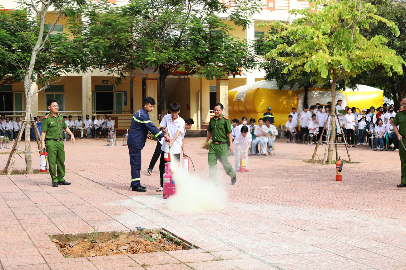 Xã Tam Nông tổ chức trải nghiệm về công tác PCCC - CNCH cho học sinh THPT Hưng Hóa