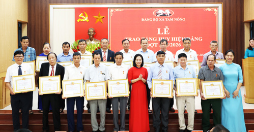Đồng chí Nguyễn Thị Thu Trang - UVBTV, Phó Chủ tịch HĐND xã và đồng chí Nguyễn Thị Minh Thu - UVBTV, Chủ nhiệm UBKT Đảng ủy xã trao Huy hiệu đảng cho các đồng chí Đảng viên