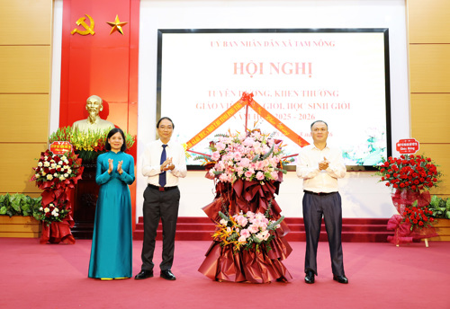 Lãnh đạo Sở Giáo dục và Đào Tạo Phú Thọ tặng hoa chúc mừng xã Tam Nông