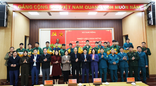 Các đại biểu chụp ảnh lưu niệm với các quân nhân hoàn thành nghĩa vụ quân sự trở về địa phương