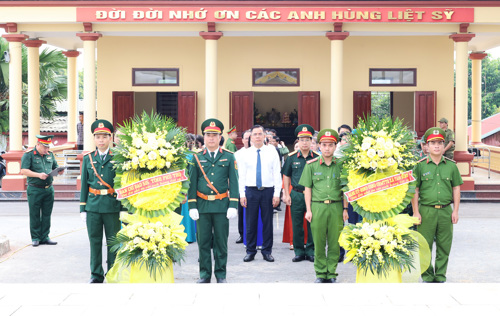Trang nghiêm dâng hương hoa tại NTLS trước khi lấy mẫu ADN hài cốt Liệt sĩ