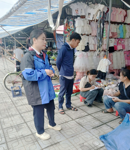 Phòng Nông nghiệp và Môi trường xã Tam Nông tổ chức tuyên truyền và ký cam kết với các cơ sở kinh doanh