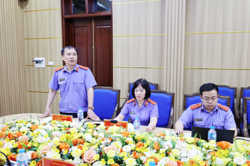 Đồng chí Vi Văn Lương - Phó Viện trưởng - Trưởng đoàn kiểm sát trực tiếp về công tác thi hành án hình sự phát biểu tại hội nghị