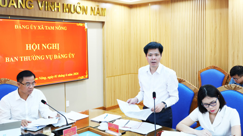 Đồng chí Nguyễn Tuấn Ngọc - PBT Thường trực Đảng ủy xã phát biểu tại hội nghị