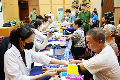 Tiến hành lấy mẫu máu của thân nhân Liệt sĩ
