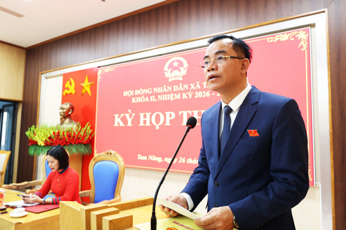 Đồng chí Quách Hải Lý - Bí thư Đảng ủy, Chủ tịch HĐND xã phát biểu khai mạc Kỳ họp