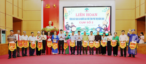 Các đồng chí Lãnh đạo xã Tam Nông trao cờ lưu niệm cho 16 đơn vị về tham dự Liên hoan