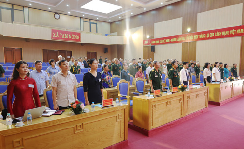 Các đại biểu thực hiện Lễ Chào cờ