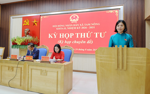 Đồng chí Cao Thị Thu Phương - UVBTV, Phó Chủ tịch UBND xã phát biểu tại kỳ họp