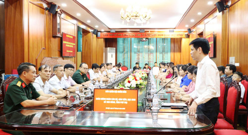 Đồng chí Nguyễn Tuấn Ngọc - Phó Bí thư Thường trực Đảng uỷ xã Tam Nông phát biểu tại buổi thăm Báo Quân đội Nhân dân
