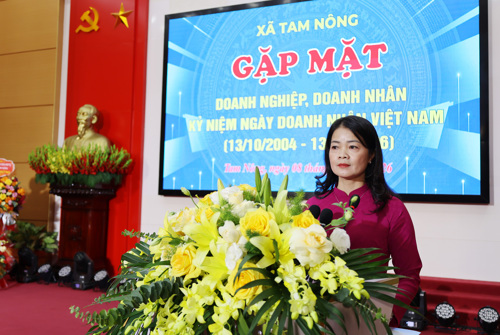 Đồng chí Lê Thị Thanh Tâm - ĐUV, Trưởng phòng Văn hóa - Xã hội xã Tam Nông công bố các Quyết định khen thưởng