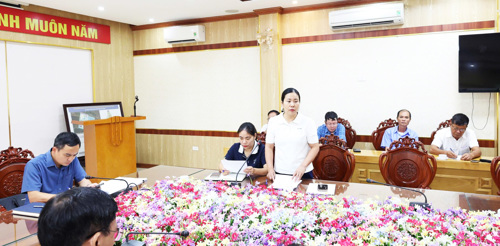 Chuyên viên phòng Nông nghiệp và Môi trường hướng dẫn nghiệp vụ