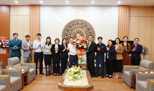 Đồng chí Quách Hải Lý - Bí thư Đảng ủy, Chủ tịch HĐND xã cùng lãnh đạo xã tặng hoa chúc mừng Trung tâm Chính trị xã Tam Nông.