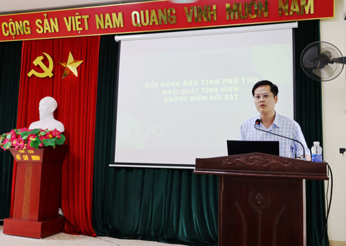 Đồng chí Nguyễn Trung Tâm - UVBTV, Phó Trưởng ban Công tác Nông dân Hội Nông dân tỉnh Phú Thọ trực tiếp truyền đạt tại lớp bồi dưỡng