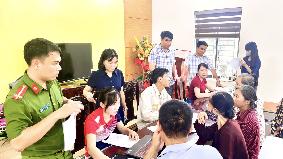 Xã Tam Nông - Chi trả quà tết độc lập 02/9