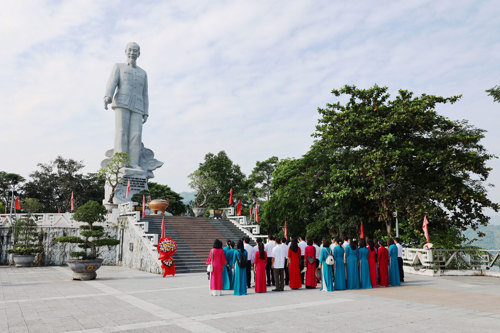 Đoàn công tác của Đảng uỷ UBND xã Tam Nông tổ chức học tập Chuyên đề Chỉ thị 07 của Bộ Chính trị và dâng hương tại tượng đài Bác Hồ khu Núi Tượng, Thủy điện Hòa Bình, tỉnh Phú Thọ.
