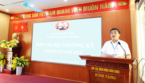 Đồng chí Bí thư Chi bộ, Hiệu trưởng Trường THPT Tam Nông quán triệt các nội dung phiên họp thường kỳ tháng 10