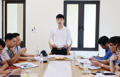 Đồng chí Nguyễn Song Hào - Bí thư Chi bộ phát biểu tại cuộc họp