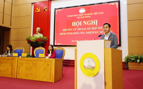 Ông Đinh Văn Huynh - Phó Trưởng ban Dân tộc HĐND tỉnh, Tổ phó tổ đại biểu HĐND tỉnh cụm Tam Nông tiếp thu và giải trình ý kiến của cử tri