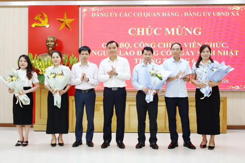 Thường trực Đảng ủy xã chúc mừng cán bộ, CCVC, người lao động có ngày sinh trong tháng 6