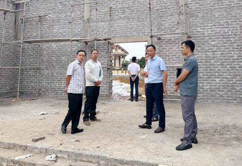 Đồng chí Nguyễn Ngọc Minh - UVBTV, Phó Chủ tịch UBND xã Tam Nông kiểm tra tại thực địa công trình.