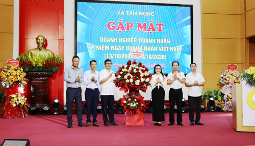 Bà Nguyễn Thị Bích Ngân - Ủy viên Ủy ban Trung ương Hội doanh nghiệp trẻ Việt Nam - Phó Chủ tịch Thường trực Hội Doanh nghiệp trẻ tỉnh Phú Thọ tặn hoa chúc mừng