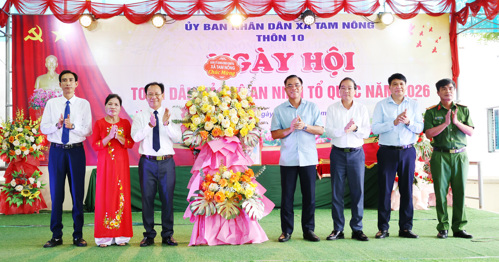 Đồng chí Quách Hải Lý - Bí thư Đảng ủy, Chủ tịch HĐND xã phát biểu chỉ đạo và tặng hoa chúc mừng Thôn 10