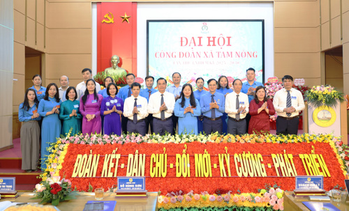 Đại biểu chụp ảnh lưu niệm với BCH Công Đoàn xã Tam Nông lần thứ I, nhiệm kỳ 2025-2030