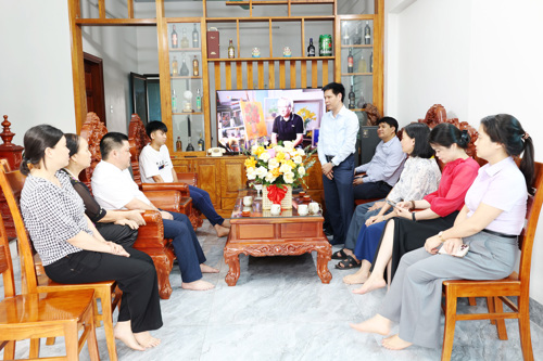 Đồng chí Nguyễn Tuấn Ngọc - Phó Bí thư Thường trực Đảng ủy xã Tam Nông phát biểu chúc mừng cầu thủ Đào Quý Vương và gia đình