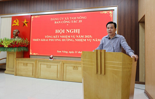 Đồng chí Đặng Quang Hưng - ĐUV, Giám đốc Trung tâm Chính trị xã Tam Nông phát biểu tại hội nghị