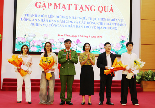 Đồng chí Nguyễn Thị Thu Trang - UVBTV, Phó Chủ tịch HĐND xã; đồng chí Thiều Quang Lập - UVBTV, Trưởng Công an xã tặng hoa và quà chúc mừng các đồng chí đã hoàn thành nghĩa vụ tham gia Công an Nhân dân trở về địa phương