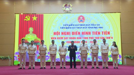 Đồng chí Hán Công Nguyên cùng các cá nhân được vinh danh tại Hội nghị điển hình tiên tiến Viện KSND tỉnh Phú Thọ lần thứ V, giai đoạn 2020 - 2025