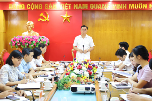 Đồng chí Quách Hải Lý – Bí thư Đảng ủy, Chủ tịch HĐND xã chủ trì hội nghị