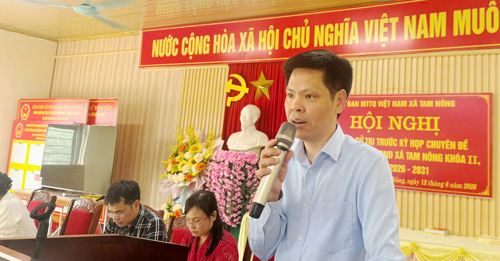 Ông Nguyễn Tuấn Ngọc - Phó Bí thư Thường trực Đảng ủy xã tiếp thu và giải trình các ý kiến của cử tri
