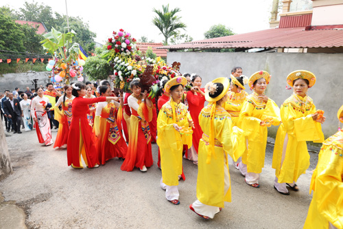 Tổ chức rước kiệu hoa và cây hoa lên Chùa Phúc Ân