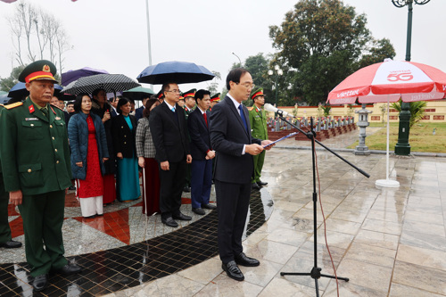 Đồng chí Đỗ Hùng Sơn - PBT Đảng ủy, Chủ tịch UBND xã đọc lời viếng
