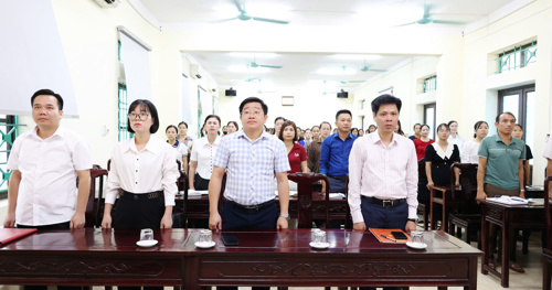 Các đại biểu và học viên thực hiện Lễ Chào cờ