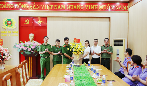 Đồng chí Đinh Thị Phương Thúy - Chánh án Tòa án Nhân dân Khu vực 4 tặng hoa chúc mừng