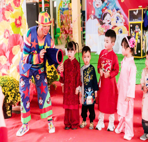 Các Bé được tham gia các trò chơi ảo thuật vui nhộn