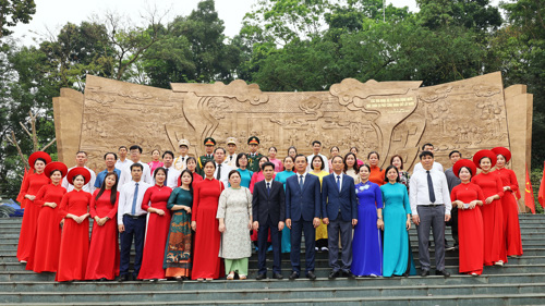 Lãnh đạo xã Tam Nông dâng hương và chụp ảnh lưu niệm tại Bức Phù Điêu (Khu vực Đền Giếng)