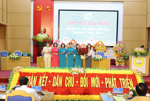 Ngân hàng CSXH Tam Nông tặng hoa chúc mừng