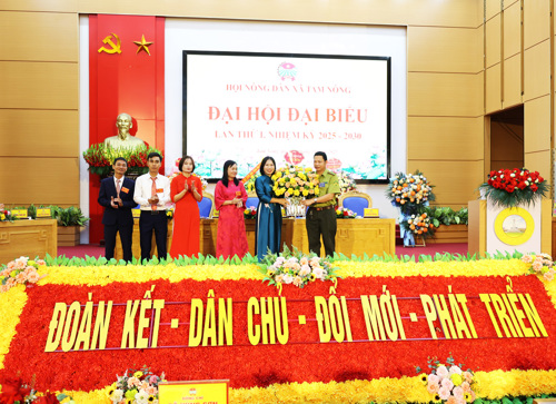 Hạt Kiểm Lâm Tam Thanh tặng hoa chúc mừng