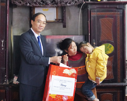 Chủ tịch UBND xã Đỗ Hùng Sơn trao quà cho cháu Phan Như Ý khu 15 Dân Quyền